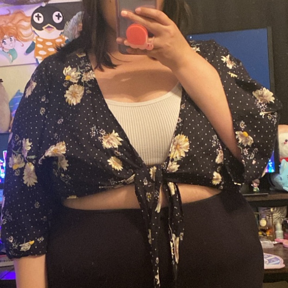 Lauren Conrad floral cropped shawl 🌸🌻🌹
